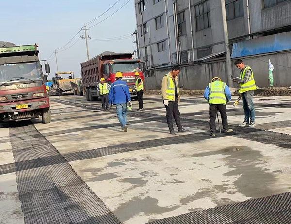 安康老材料的新故事：玻璃纤维土工格栅如何在‘白改黑’浪潮中重获新生？